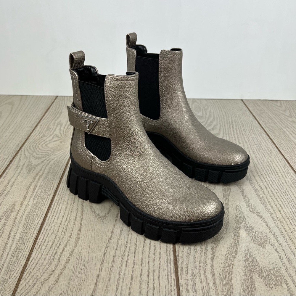 GUESS Women's Hensly Lug Sole Side Gore Chelsea Booties 6.5M Pewter $99